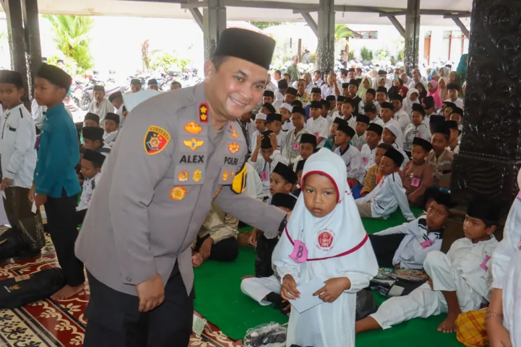 Kapolres Lumajang Salurkan Santunan untuk 1.000 Anak Yatim di Pendopo Aryawiraraja