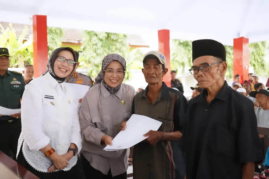 Sinergi Pemkab dan DPRD Lumajang Salurkan Dana Tunggu Hunian bagi 43 KK Terdampak Semeru
