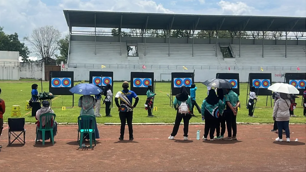 Polsek Lumajang Kota Amankan Kejuaraan Panahan Outdoor di Stadion Semeru