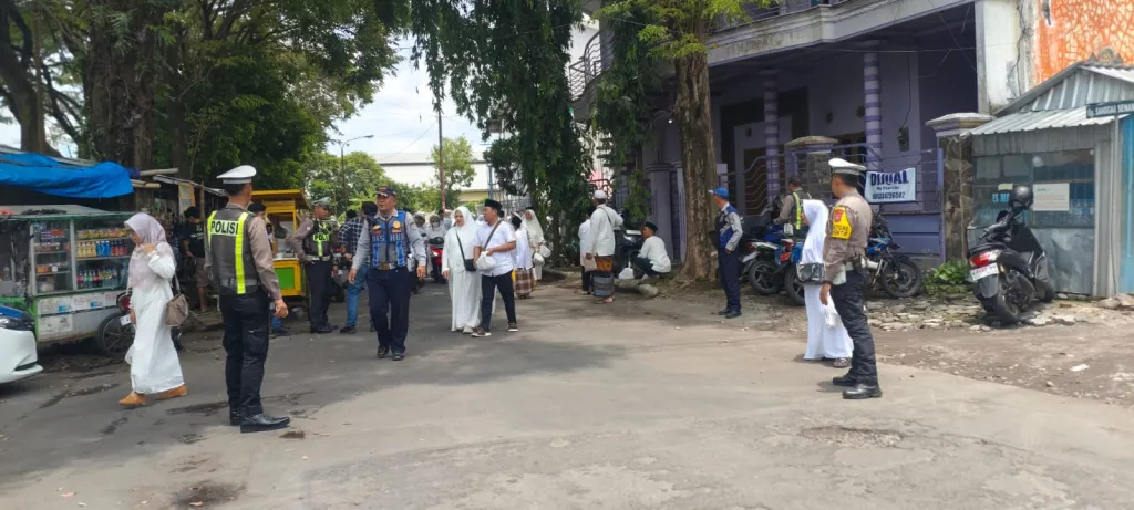Satlantas Polres Lumajang Amankan Manasik Haji di GOR Wira Bhakti