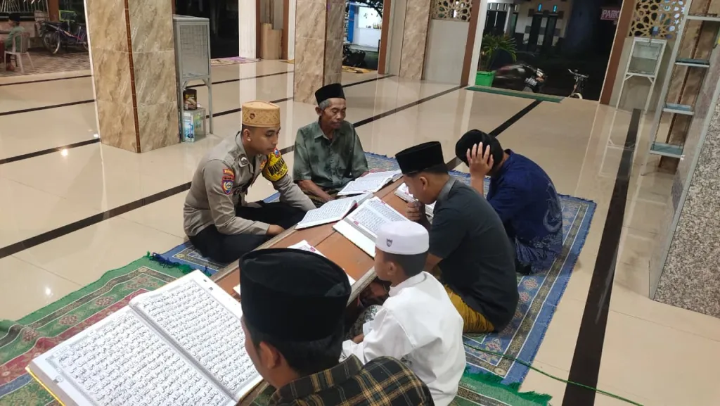 Polsek Kunir Kawal Tarawih di Kedungmoro, Polisi Ikut Ngaji dan Sambangi Warga