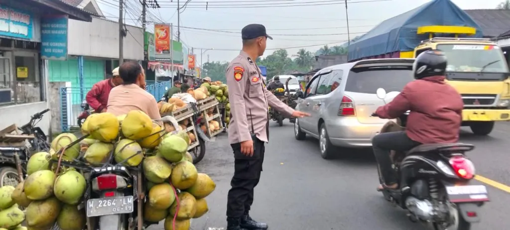 Polisi Tertibkan Lalu Lintas di Pasar Buah Ranuyoso, Pedagang Diimbau Tak Pakai Badan Jalan