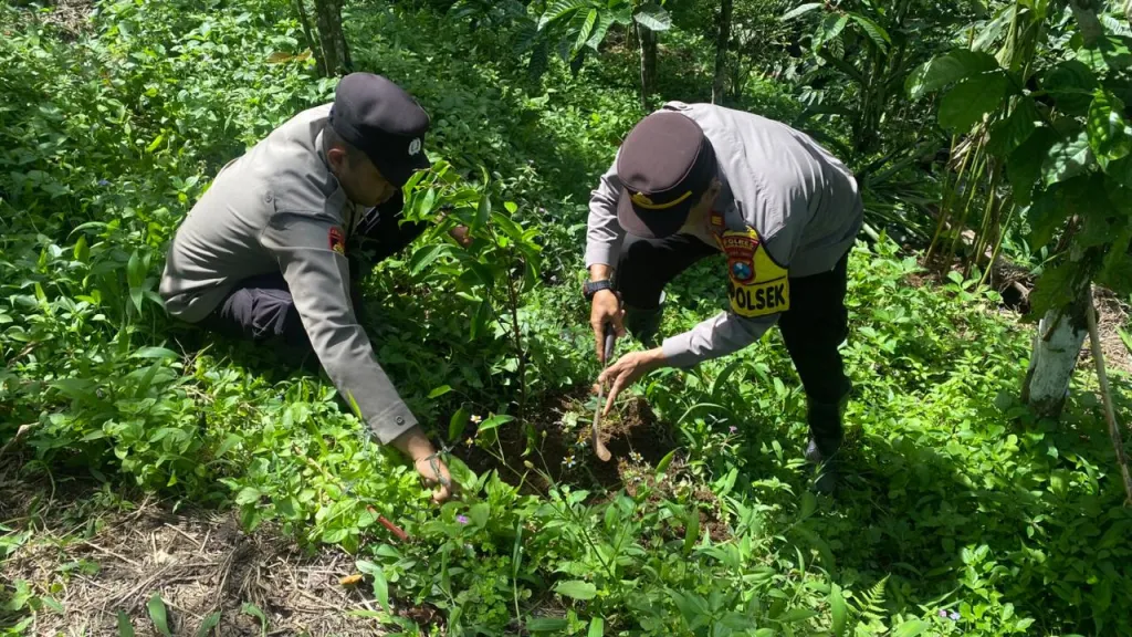 Kapolsek Pronojiwo Pimpin Aksi Bersih Lingkungan dan Penanaman Pohon di Puncak Sriti
