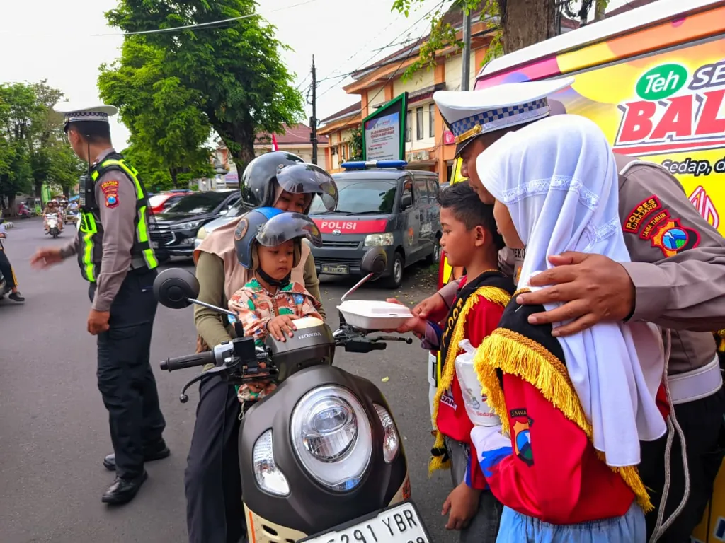 Satlantas Lumajang Gandeng Pocil , 500 Takjil Ludes Dibagikan di Depan Mapolres