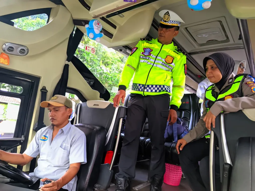 Satlantas Polres Lumajang Ramp Check Kendaraan Jamaah Mujahadah Kubro PCNU Jelang Harlah 1 Abad NU