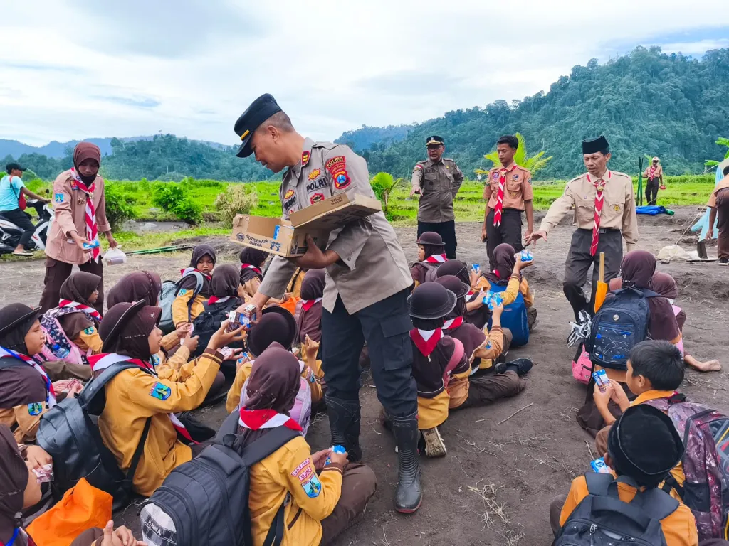 Kapolsek Tempursari Motivasi Peserta Persami MI Islamiyah, Bagikan Susu Gratis