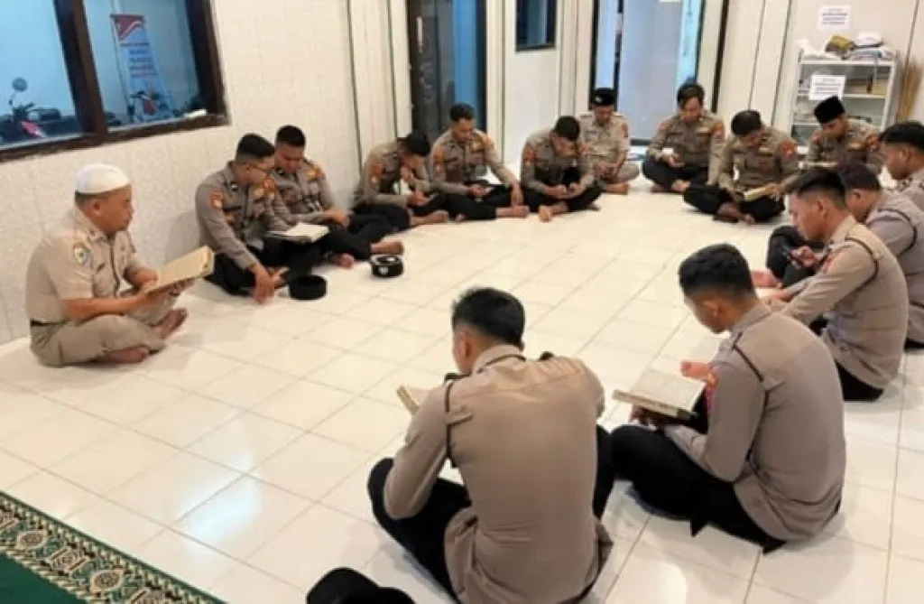 Ayat Suci Menggema di Mapolres, Polres Lumajang Sambut Ramadan dengan Tadarus