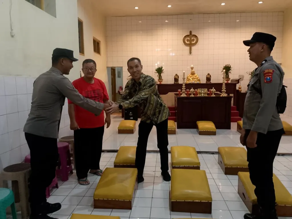Sat Binmas Polres Lumajang Sambangi Vihara Sari Putra Maitreya, Pastikan Ibadah Imlek 2577 Aman dan Khidmat
