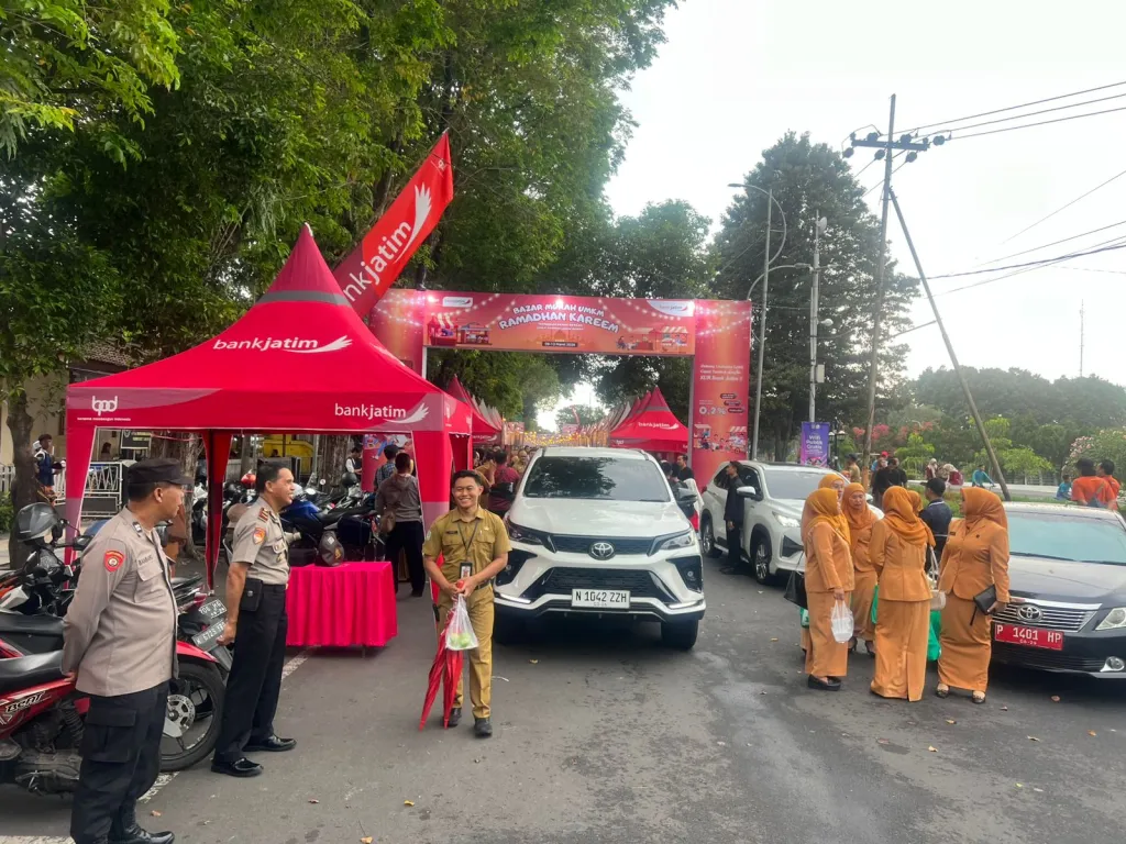 Ramai Pengunjung, Pengamanan Bazar UMKM Ramadan di Alun-Alun Lumajang Diperketat