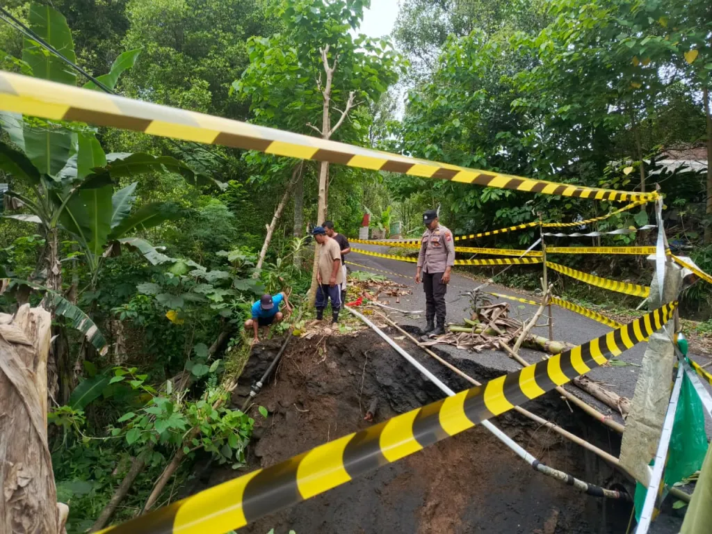 Bahu Jalan Penghubung Antar Desa di Tempursari Longsor, Polisi Pasang Garis Pengaman