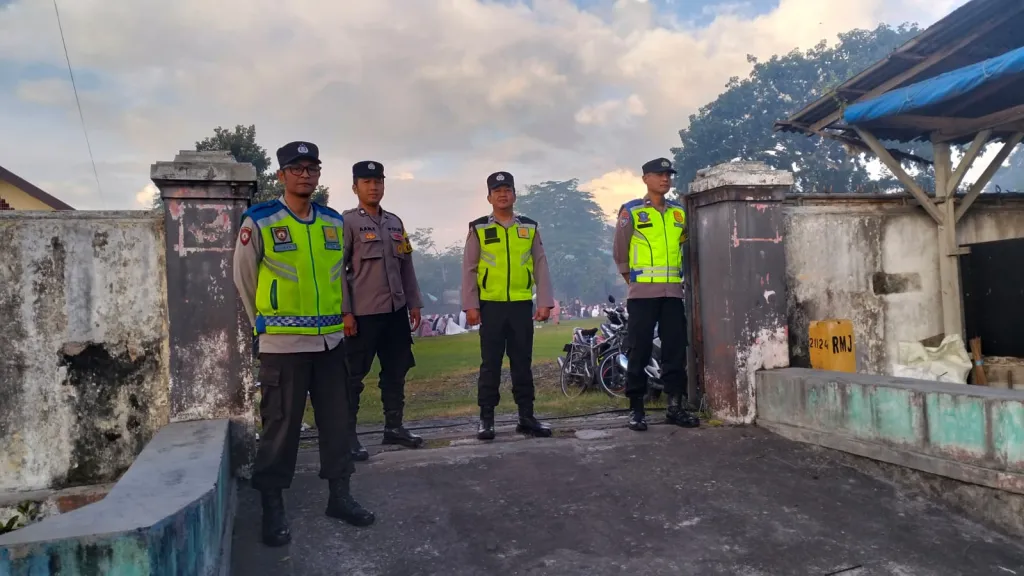 Polsek Pasirian Kawal Sholat Idul Fitri Muhammadiyah, Ratusan Jamaah Padati Lapangan SMPN 1