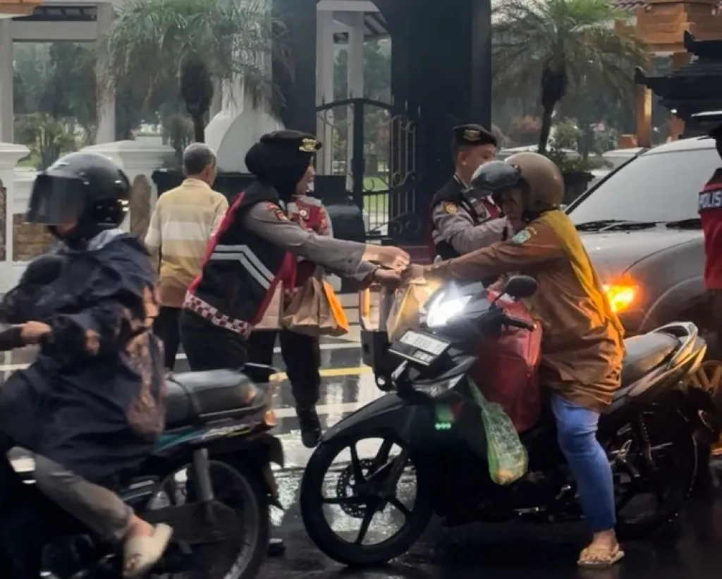 Sat Samapta Polres Lumajang Tebar 250 Takjil Gratis, Hadirkan Ramadan Penuh Kepedulian