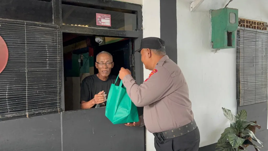 Aksi Ramadhan Polisi Lumajang: Door to Door Bagikan 300 Nasi Kotak untuk Warga