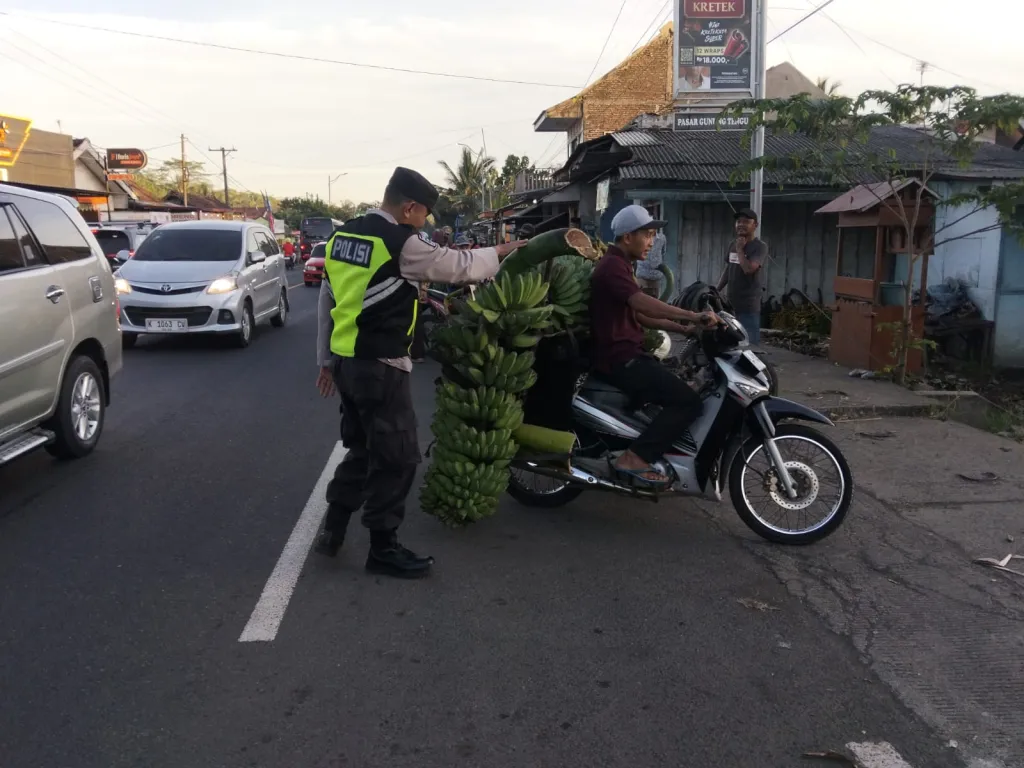 Pasar Gedang Disorot, Polisi Turun Gunung Cegah Jalur Mudik Lumpuh