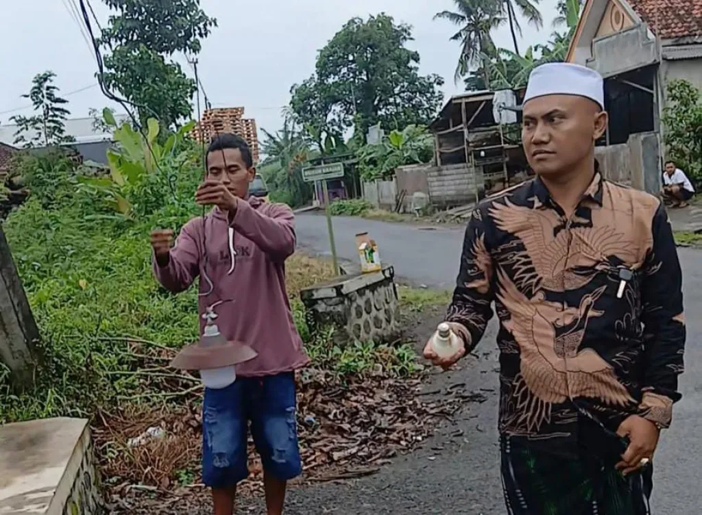 Peduli Rasa Aman dan Nyaman, Warga Pandansari Lumajang Pasang Penerangan Jalan Secara Swadaya