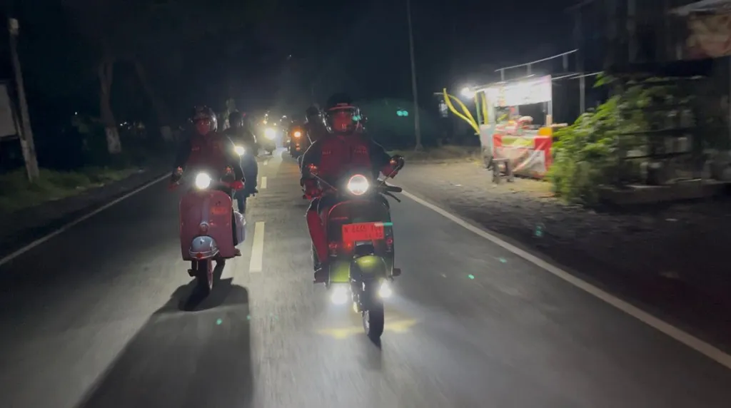 Unik! Kapolres Lumajang Pimpin Patroli Vespa Keliling Tiga Kecamatan