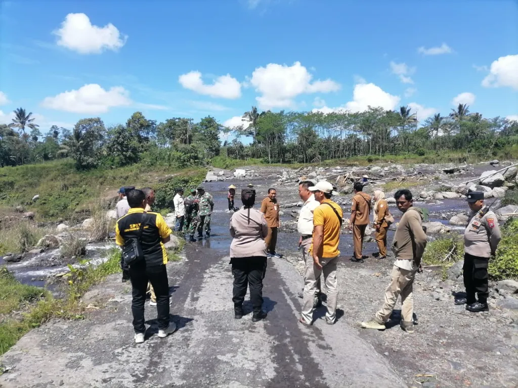 Polsek Pasrujambe saat mendampingi kunker DPRD Komisi C Lumajang guna keamanan