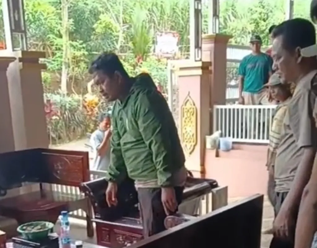 Darah di Siang Bolong: Kades Pakel Lumajang Diserang Brutal di Rumahnya Sendiri