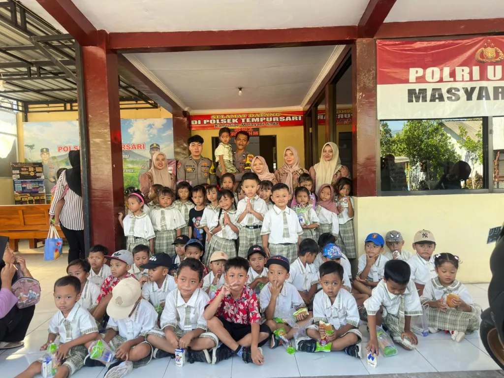 Anak TK “Serbu” Mapolsek Tempursari: Polisi Dikenalkan sebagai Sahabat, Bukan Sosok Menakutkan