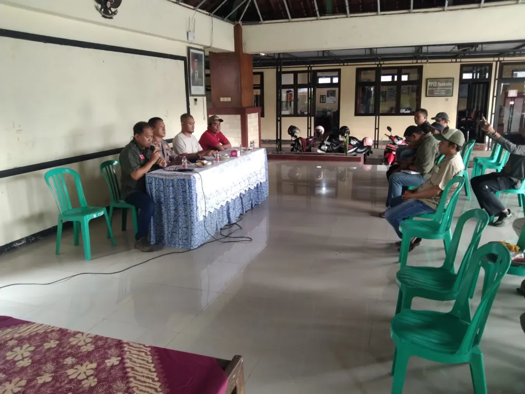 Kapolsek Candipuro saat menghadiri kegiatan ditengah masyarakat
