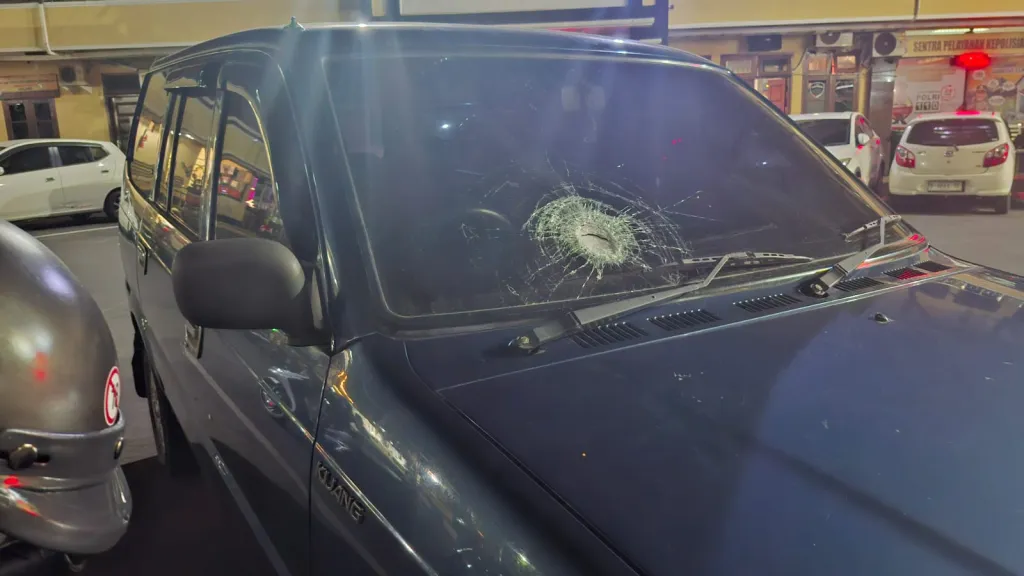 Teror Batu Pecahkan Kaca Mobil di Sumbersuko, Polisi Buru Pelaku Lewat Rekaman CCTV