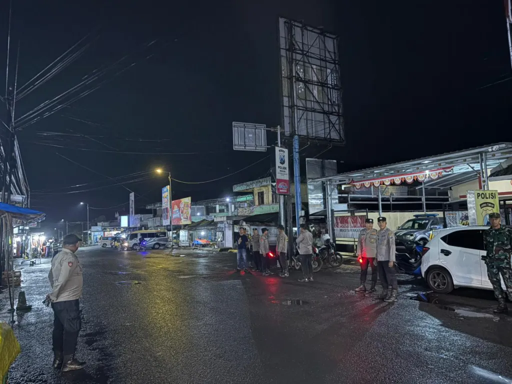 Malam Takbir Idul Adha Dijaga Ketat, Polisi Sisir Titik Rawan di Senduro
