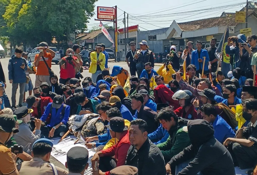 DPRD Lumajang Dukung Semua Tuntutan Aksi, Ajak Mahasiswa Ikut Awasi Program Pemerintah