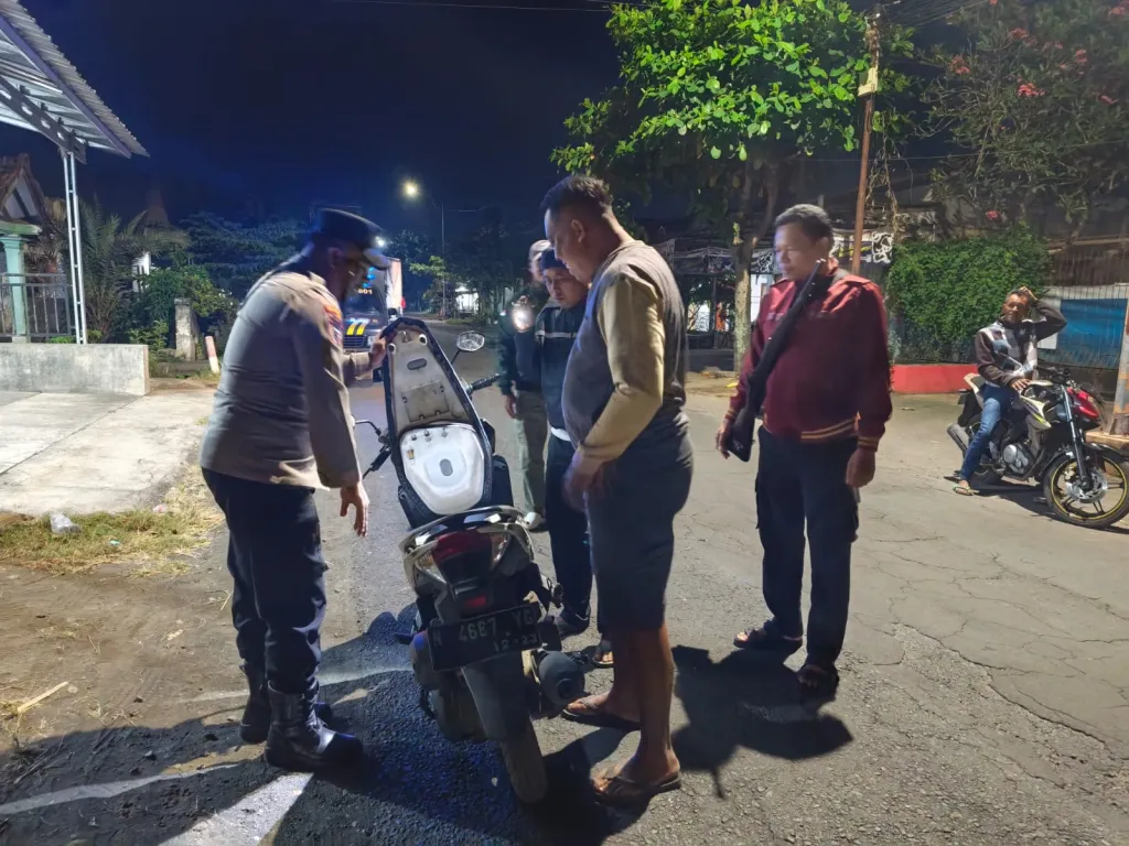Tekan Angka Kriminalitas, Polsek Kunir Rutin Gelar Patroli Dini Hari