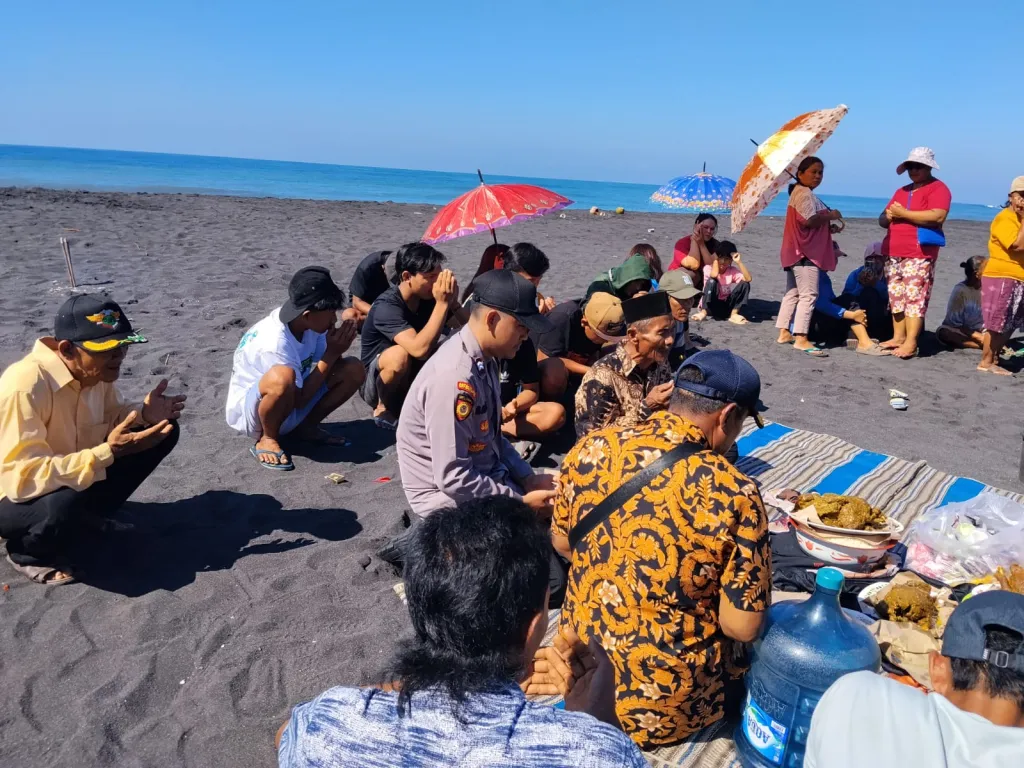 Warisan Budaya Nelayan Tetap Lestari, Polisi Kawal Tradisi Petik Laut di Pantai Bulu Tempursari