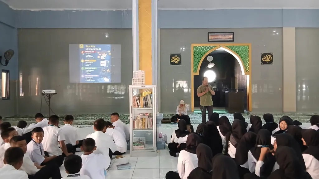 Harry Purwanto Ajak Siswa Baru SMPN 1 Lumajang Bijak Bermedia Sosial Saat MPLS