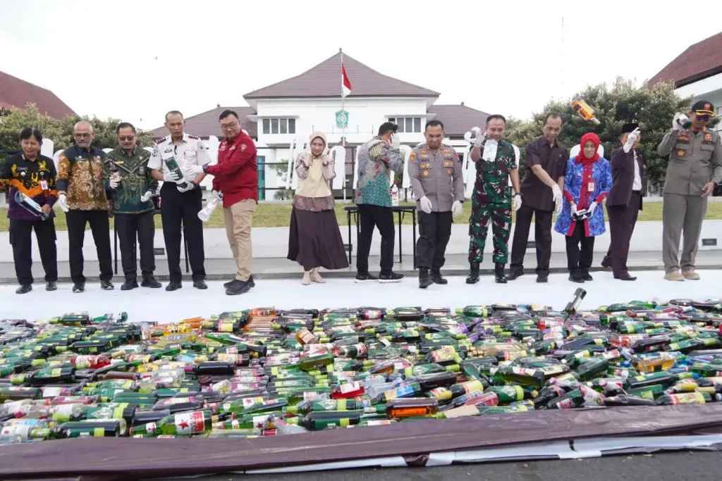 Dukungan Penuh Penegakan Perda, DPRD Lumajang Ikuti Pemusnahan 3 Miras Botol Miras Ilegal