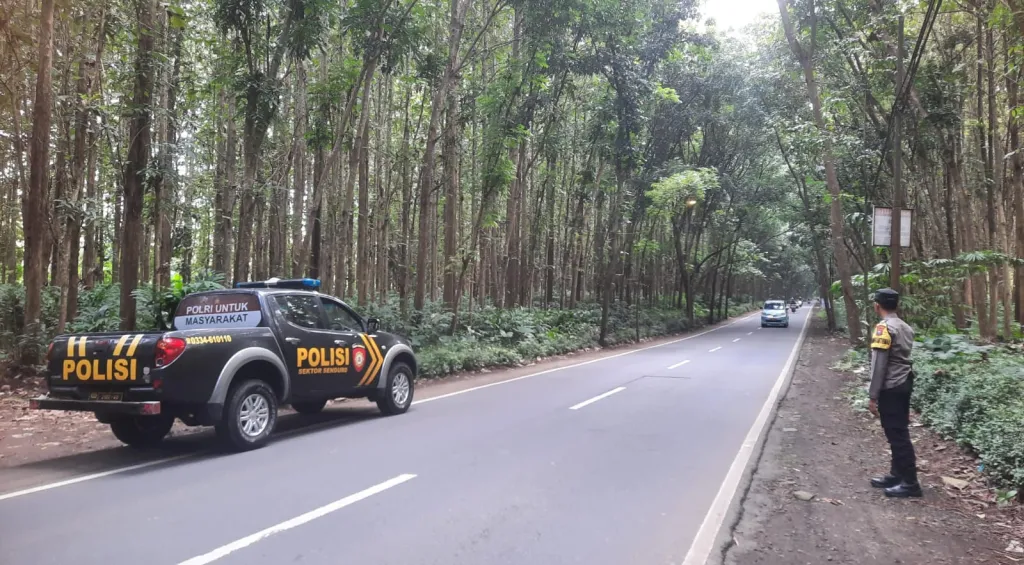 Patroli Polsek Senduro Perketat Pengamanan, Ibadah Minggu Berlangsung Aman hingga Kawasan Rawan Kriminal Dipantau