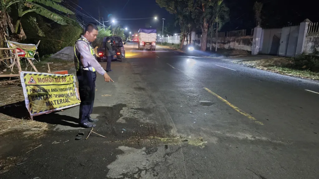 Nekat Salip Truk dari Kiri, Pemotor di Lumajang Terlibat Kecelakaan, Pembonceng Alami Luka Kepala