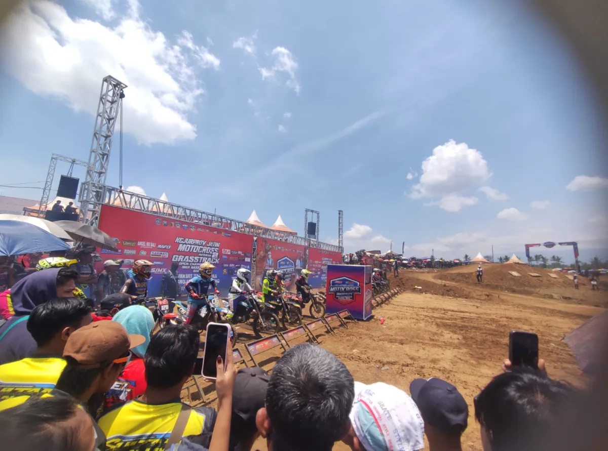 Polisi Siaga di Tengah Ribuan Penonton, Kejurprov Motorcross Lumajang Berlangsung Kondusif