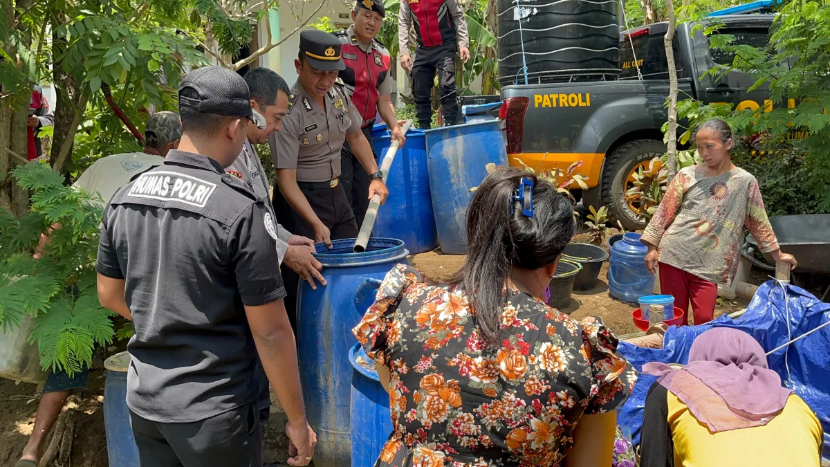 Peduli Warga Terdampak Kekeringan, Polres Lumajang Salurkan 1.200 Liter Air Bersih di Gucialit