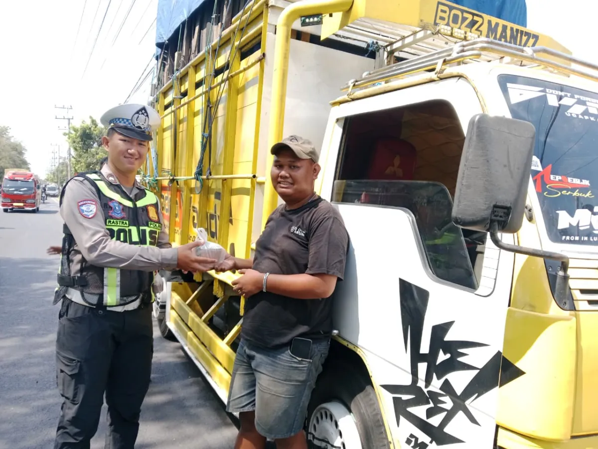Tak Sekadar Berbagi Nasi, Satlantas Lumajang Ajak Sopir Truk Utamakan Keselamatan