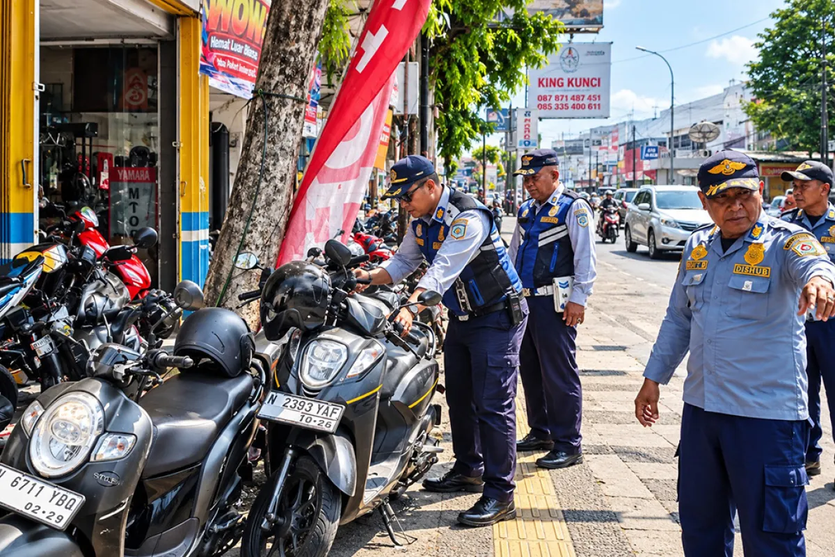 Trotoar PB Sudirman Lumajang Bukan Tempat Parkir, Dishub Ingatkan Pengguna Jalan