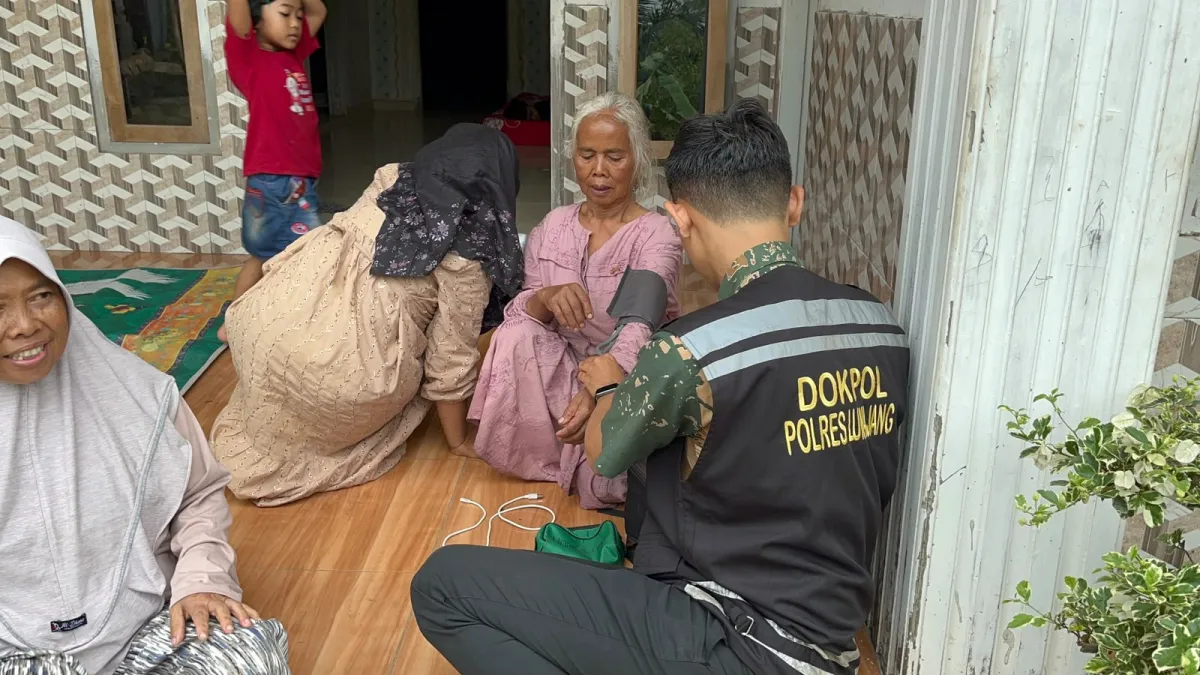 Polisi Bergerak Total! Setelah Bersihkan Rumah, Polres Lumajang Kini Layani Kesehatan Korban Longsor