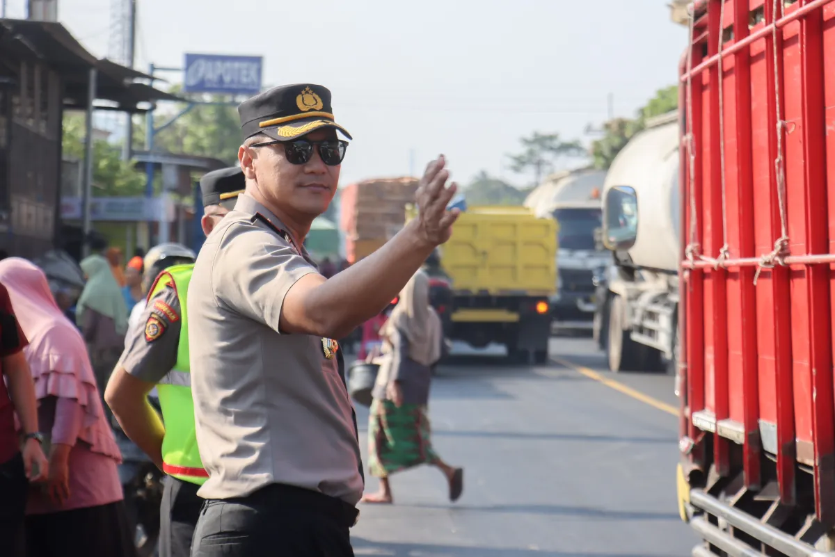 Cegah Macet di Pasar Gedang Ranuyoso, Kapolres Lumajang Turun ke Jalan Sejak Pukul 06.00 WIB