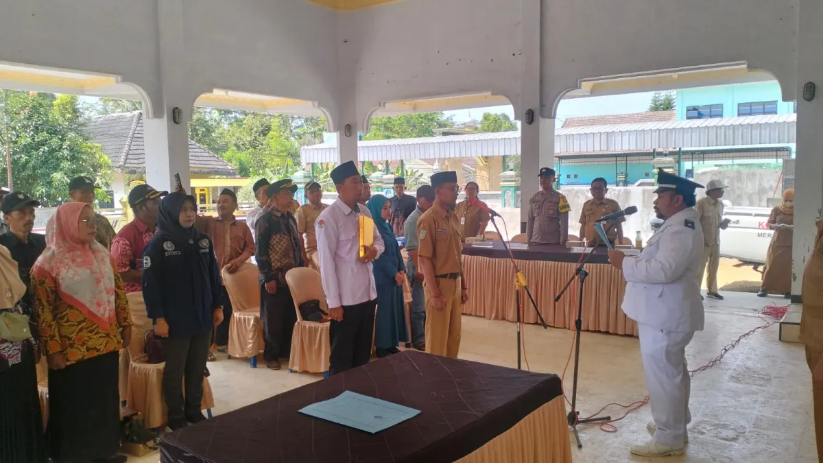 Pelantikan Kasi Kesra Desa Kandangan Berjalan Lancar, Polsek Senduro Pastikan Situasi Kondusif