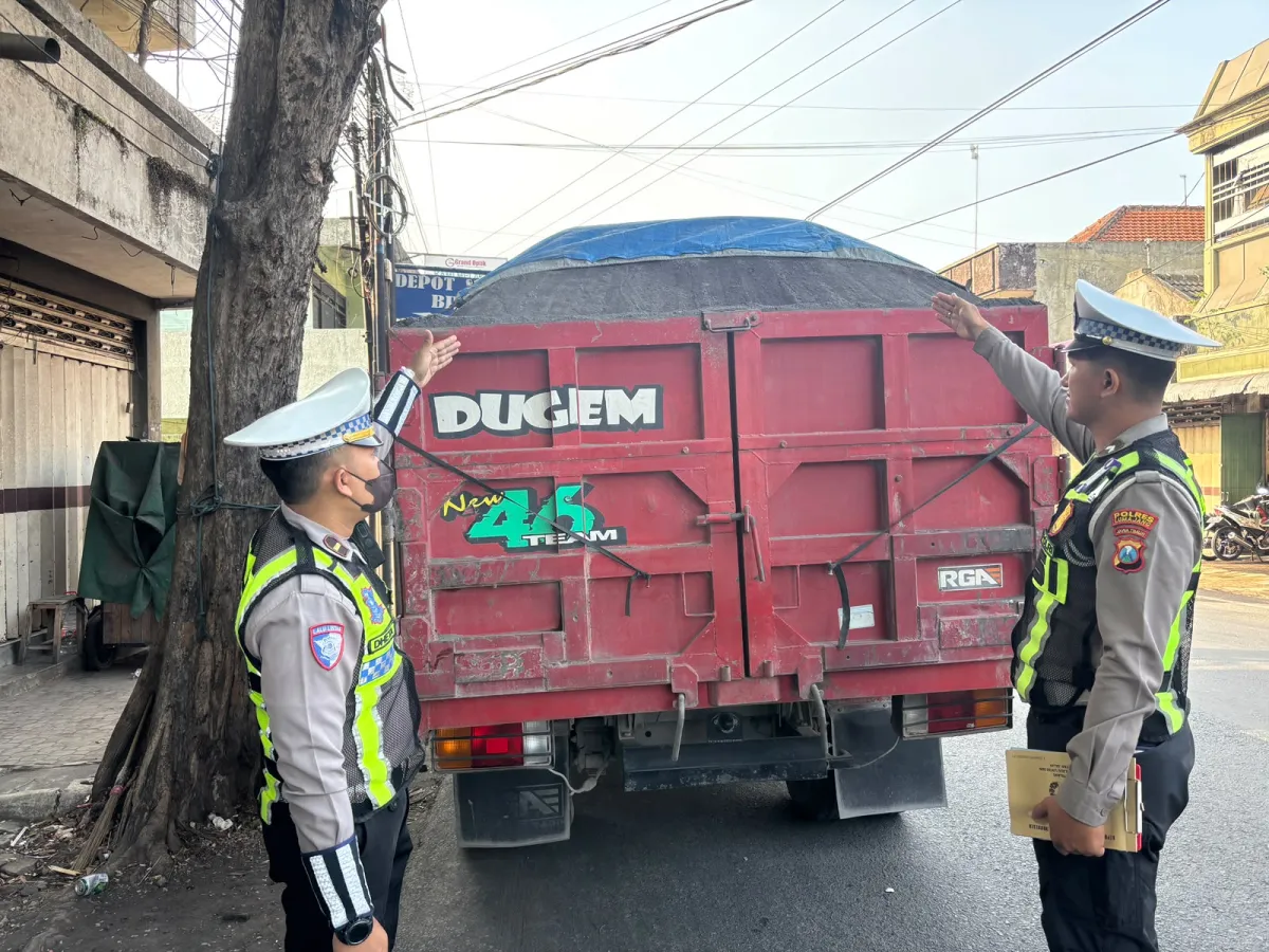 Langgar Jam Operasional, 25 Truk Ditindak Satlantas Polres Lumajang di Jalur Pasirian