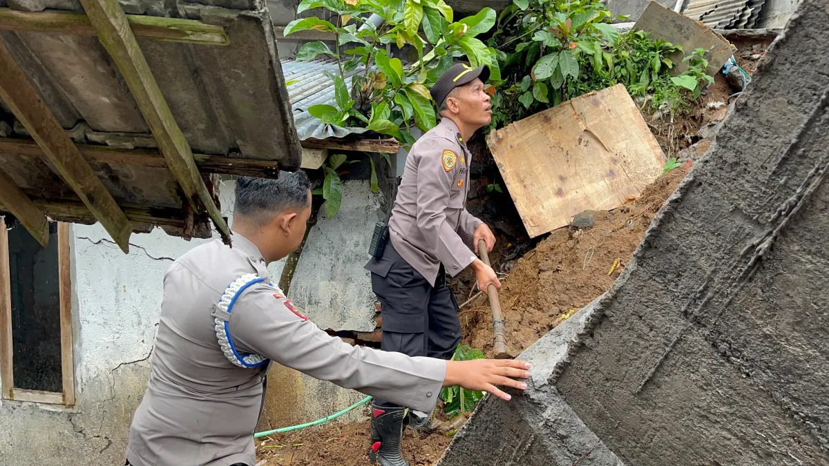 Gerak Cepat Tangani Dampak Longsor, Polres Lumajang Turun Langsung Bersihkan Rumah Warga di Pronojiwo