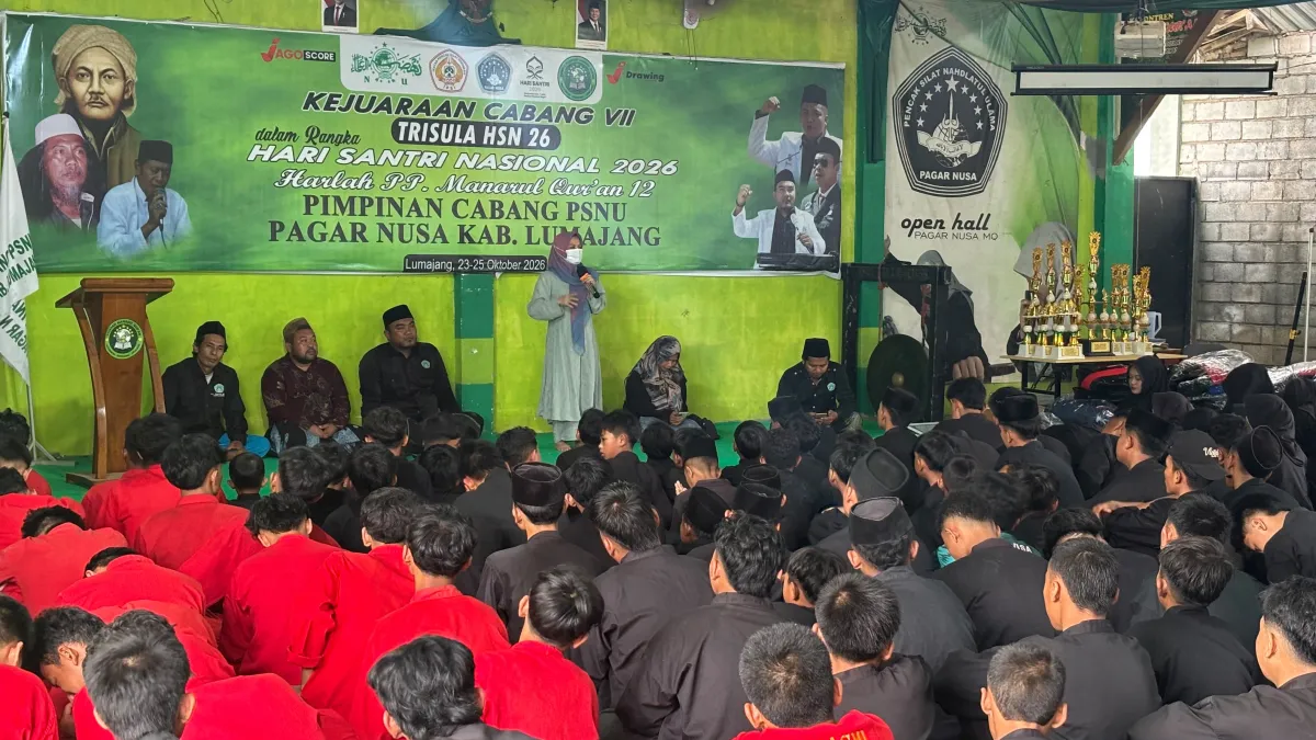 Peduli Pengembangan Atlet Santri, Ning Laila Serahkan Alat Pertandingan di Kejurkab VII Trisula 2026 Pagar Nusa Lumajang