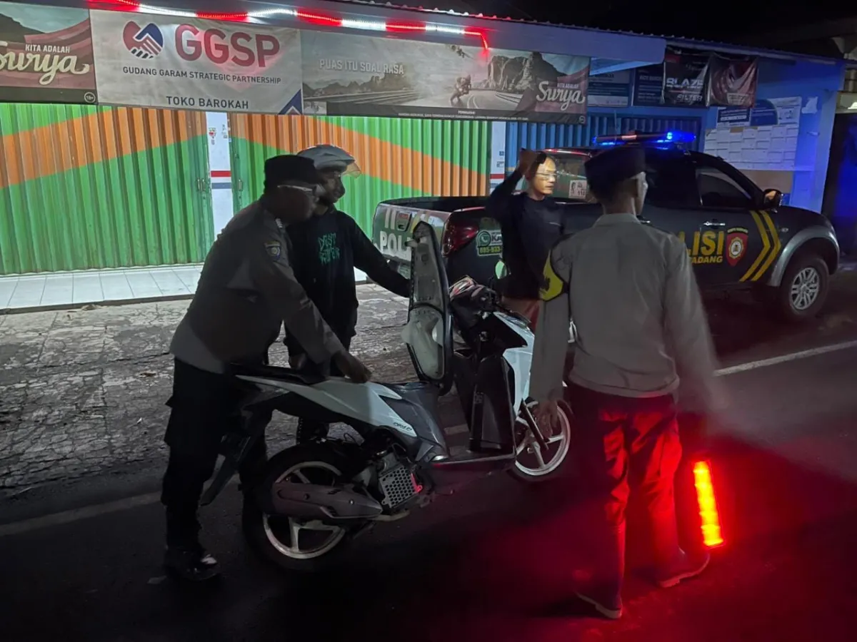 Antisipasi Begal, Polsek Padang Lumajang Gelar Razia Kendaraan pada Malam Hari