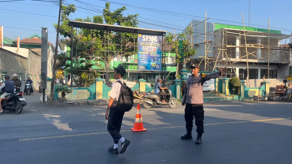 Lindungi Pelajar dari Risiko Kecelakaan, Polsek Tempeh Batasi Truk Pasir Melintas pada Jam Masuk Sekolah