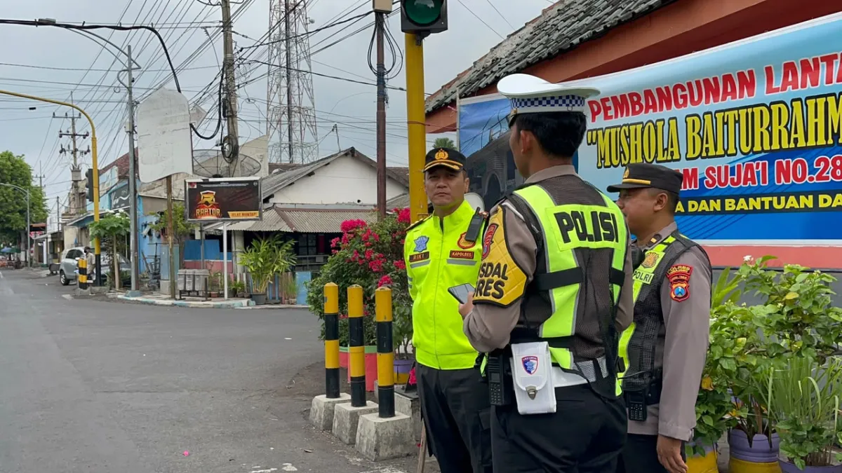 Poros Pagi di Simpang Suwandak, Kapolres Lumajang Pastikan Pelajar Aman ke Sekolah