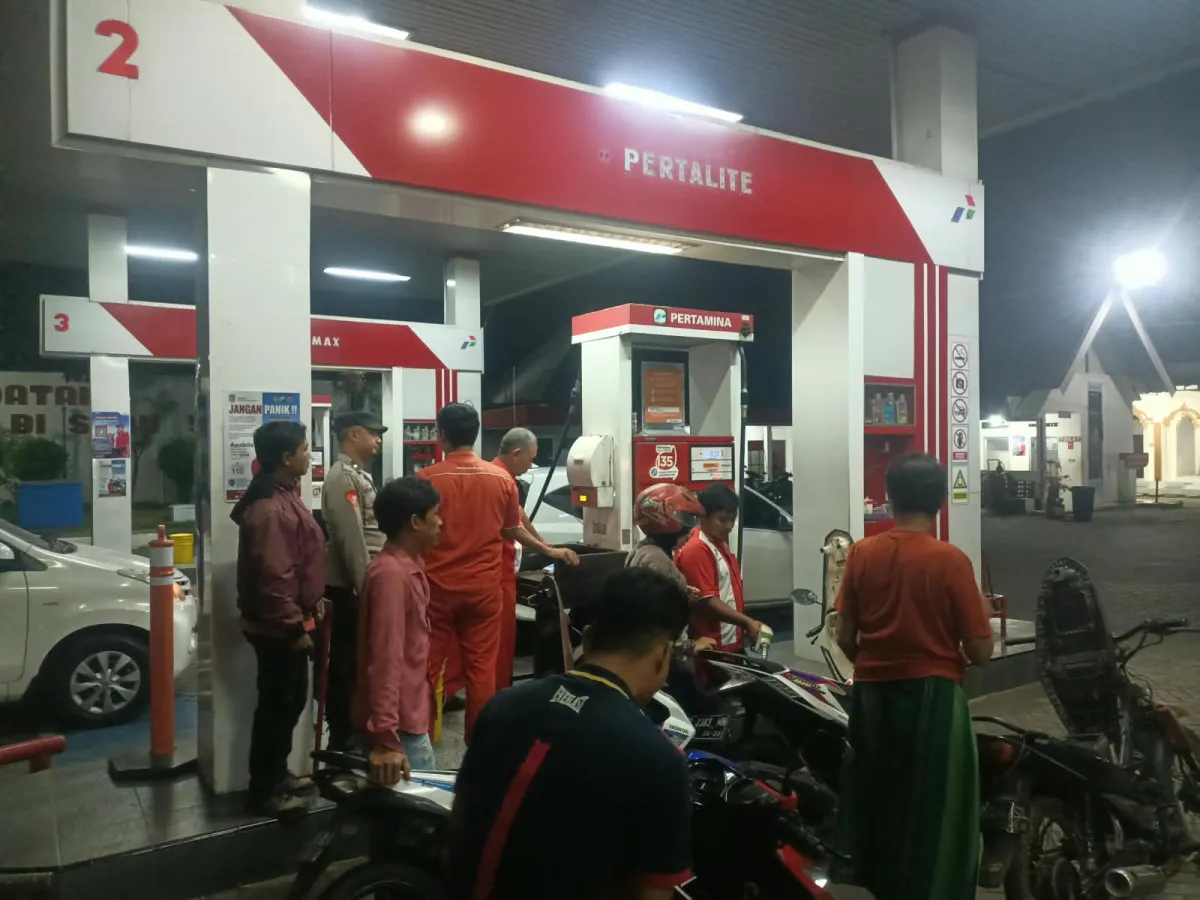 Patroli Malam, Polsek Kedungjajang Pantau SPBU Wonorejo, Antrean BBM Terpantau Normal