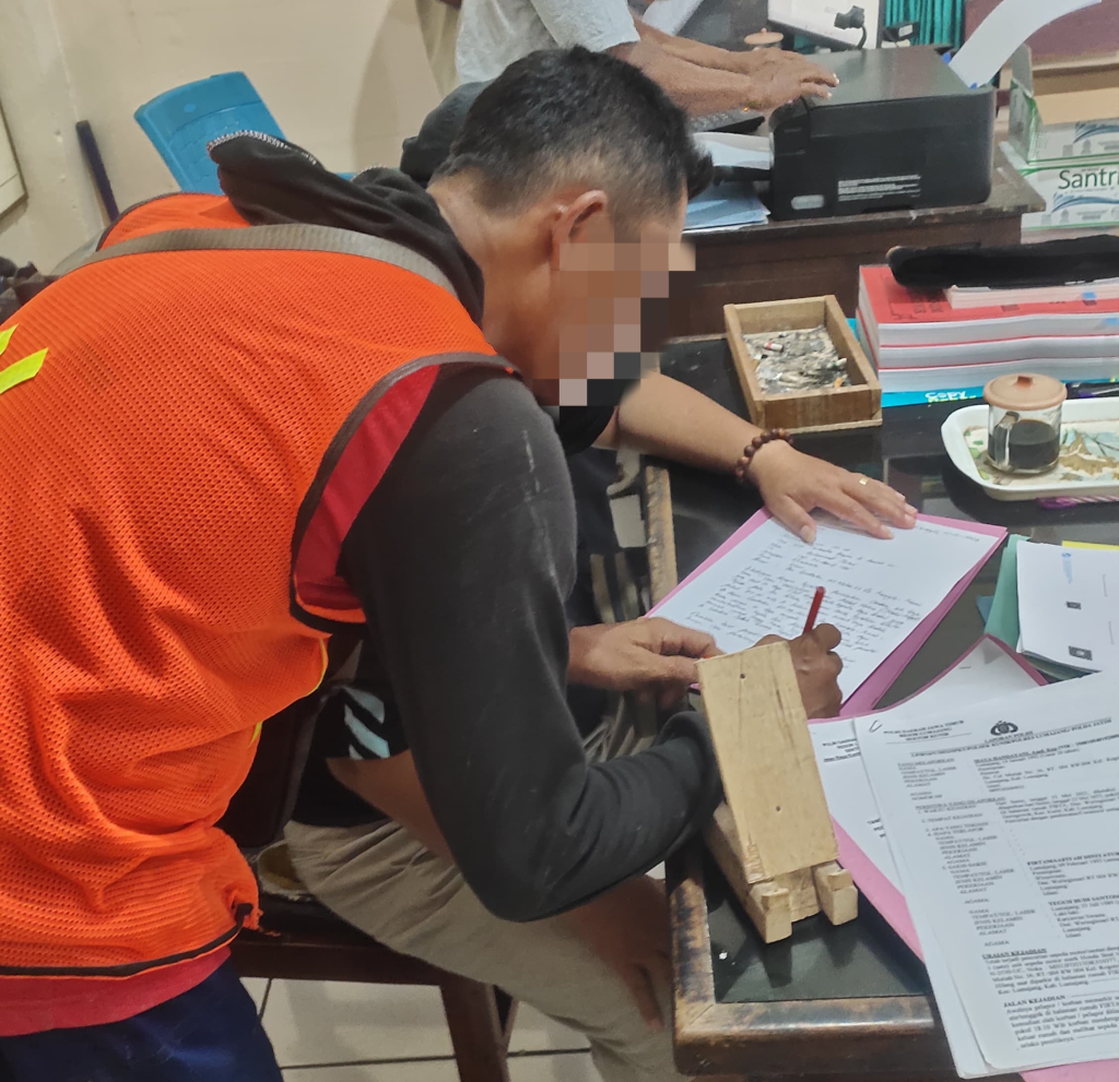 Suami sah, saat mengadukan dugaan perzinahan yang melibatkan oknum Kepala Desa Karanglo ke Polsek Kunir,