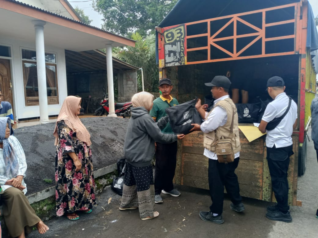 Penyaluran bantuan dari Poktan Cipta Jasa 2 kepada korban erupsi Semeru di dua desa