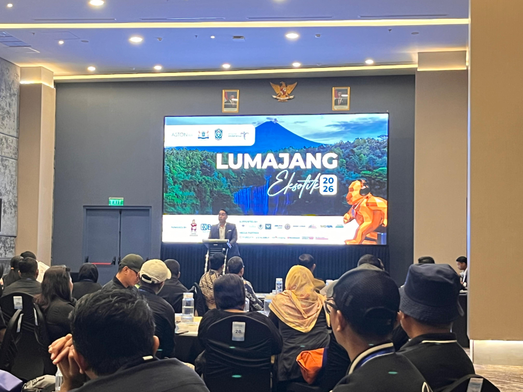 General Manager Aston Inn Lumajang, Otniel Rezha El Shaddai, menyampaikan sambutan sekaligus paparan dalam kegiatan Travel Agent Gathering dan Fam’s Trip bertajuk “Lumajang Eksotik 2026” yang digelar